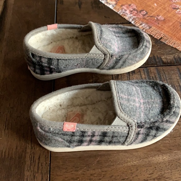 Toddler Roxy size 7 shoes fuzzy inside GUC - Picture 3 of 6